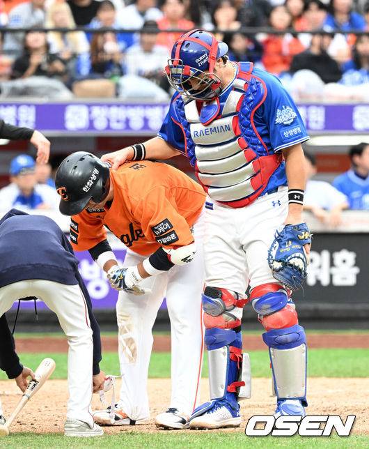 [OSEN=대전, 이대선 기자] 18일 오후 대전 한화생명볼파크에서 2025 신한 SOL Bank KBO리그 포스트시즌 플레이오프 1차전 한화 이글스와 삼성 라이온즈의 경기가 열렸다.한화는 폰세, 삼성은 가라비토를 선발 투수로 내세웠다.3회말 2사에서 삼성 강민호가 몸에 맞는 볼로 출루하는 한화 최재훈에게 미안함을 전하고 있다. 2025.10.18 /sunday@osen.co.kr