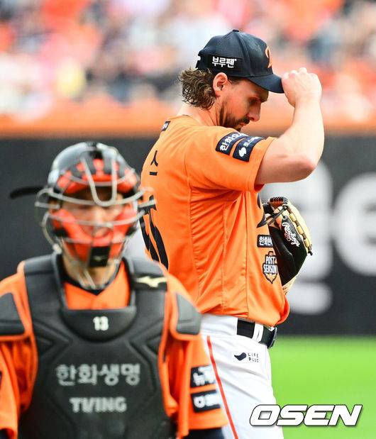 [OSEN=대전, 지형준 기자] 19일 오후 대전 한화생명볼파크에서 2025 신한 SOL Bank KBO리그 포스트시즌 플레이오프 2차전 한화 이글스와 삼성 라이온즈의 경기가 열렸다.한화는 라이언 와이스, 삼성은 최원태를 선발 투수로 내세웠다.3회초 1사 1,3루에서 한화 와이스가 삼성 디아즈에 역전 1타점 적시 2루타를 허용하며 아쉬워하고 있다. 2025.10.19 /jpnews@osen.co.kr