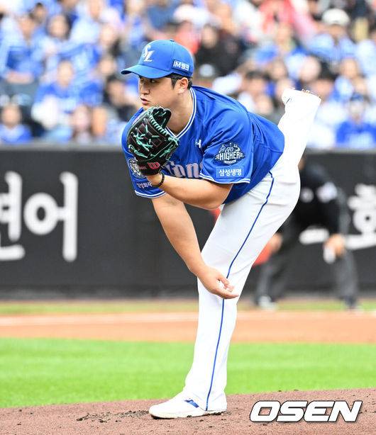 [OSEN=대전, 이대선 기자] 19일 오후 대전 한화생명볼파크에서 2025 신한 SOL Bank KBO리그 포스트시즌 플레이오프 2차전 한화 이글스와 삼성 라이온즈의 경기가 열렸다.한화는 라이언 와이스, 삼성은 최원태를 선발 투수로 내세웠다.1회말 무사에서 삼성 선발투수 최원태가 역투하고 있다. 2025.10.19 /sunday@osen.co.kr