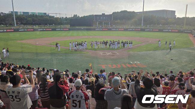 [OSEN=이천, 한용섭 기자] LG 트윈스는 19일 이천 LG챔피언스파크에서 청백전을 실시했다. 경기가 끝나고 선수단이 팬들에게 인사하고 있다. /orange@osen.co.kr