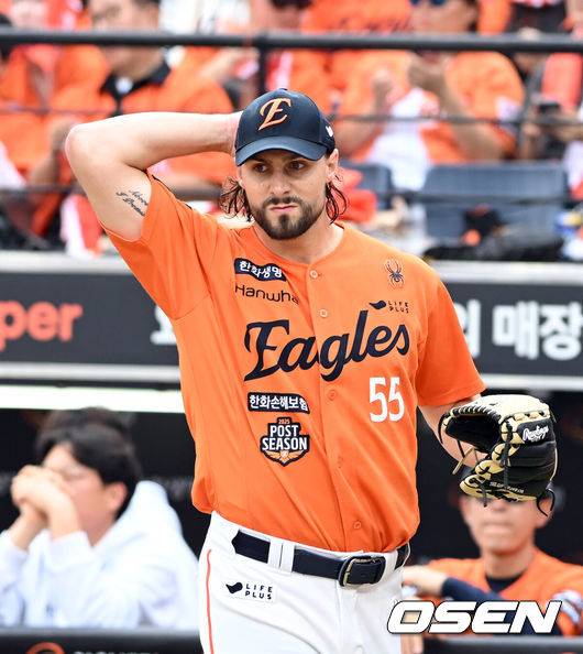 [OSEN=대전, 손용호 기자] 19일 오후 대전 한화생명볼파크에서 2025 신한 SOL Bank KBO리그 포스트시즌 플레이오프 2차전 한화 이글스와 삼성 라이온즈의 경기가 열렸다.한화는 라이언 와이스, 삼성은 최원태를 선발 투수로 내세웠다.3회초 김성윤에게 안타를 맞아 무사 만루가 되자 와이스가 아쉬워하고 있다. 2025.10.19 /spjj@osen.co.kr