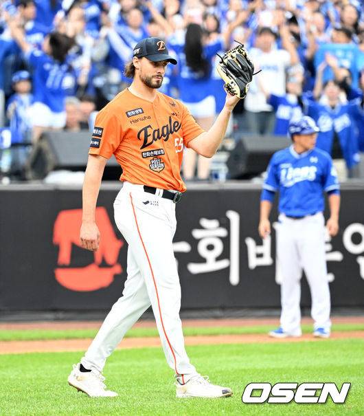 [OSEN=대전, 이대선 기자] 19일 오후 대전 한화생명볼파크에서 2025 신한 SOL Bank KBO리그 포스트시즌 플레이오프 2차전 한화 이글스와 삼성 라이온즈의 경기가 열렸다.한화는 라이언 와이스, 삼성은 최원태를 선발 투수로 내세웠다.2회초 2사 1루에서 삼성 김태훈에게 좌중간 안타를 허용한 한화 와이스가 아쉬워하고 있다. 2025.10.19 /sunday@osen.co.kr