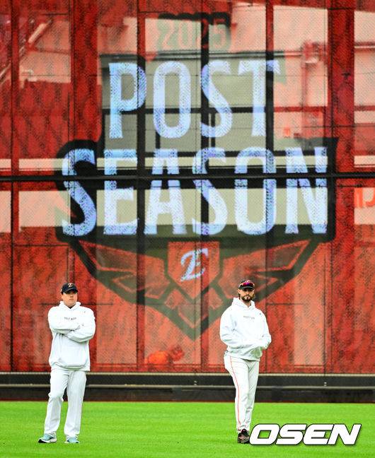 [OSEN=대전, 지형준 기자] 18일 오후 대전 한화생명볼파크에서 2025 신한 SOL Bank KBO리그 포스트시즌 플레이오프 1차전 한화 이글스와 삼성 라이온즈의 경기가 열렸다.한화는 폰세, 삼성은 가라비토를 선발 투수로 내세웠다.한화 류현진, 와이스가 외야에서 경기를 준비하고 있다. 2025.10.18 /jpnews@osen.co.kr