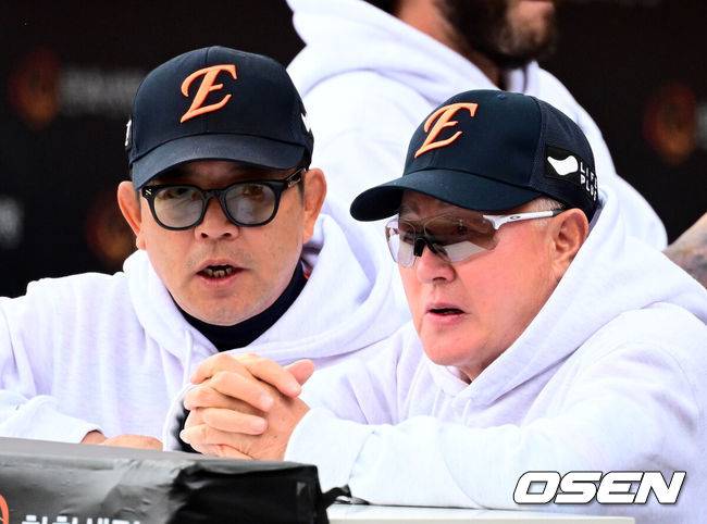[OSEN=대전, 지형준 기자] 19일 오후 대전 한화생명볼파크에서 2025 신한 SOL Bank KBO리그 포스트시즌 플레이오프 2차전 한화 이글스와 삼성 라이온즈의 경기가 열렸다.한화는 라이언 와이스, 삼성은 최원태를 선발 투수로 내세웠다.경기에 앞서 한화 김경문 감독이 양상문 코치와 이야기를 나누고 있다. 2025.10.19 /jpnews@osen.co.kr