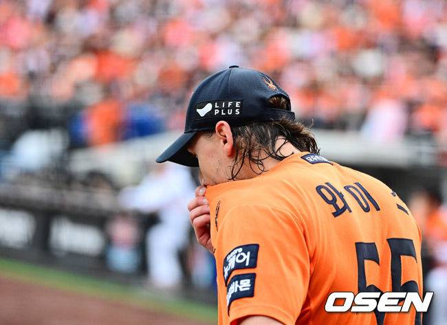 [OSEN=대전, 지형준 기자] 19일 오후 대전 한화생명볼파크에서 2025 신한 SOL Bank KBO리그 포스트시즌 플레이오프 2차전 한화 이글스와 삼성 라이온즈의 경기가 열렸다.한화는 라이언 와이스, 삼성은 최원태를 선발 투수로 내세웠다.3회초 2사 1루에서 한화 와이스가 삼성 김태훈에 우중간 안타를 허용하며 아쉬워하고 있다. 2025.10.19 /jpnews@osen.co.kr