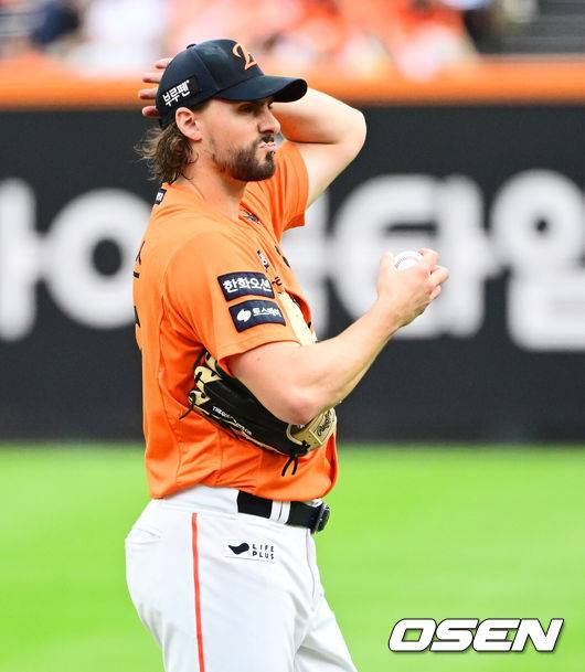 [OSEN=대전, 지형준 기자] 19일 오후 대전 한화생명볼파크에서 2025 신한 SOL Bank KBO리그 포스트시즌 플레이오프 2차전 한화 이글스와 삼성 라이온즈의 경기가 열렸다.한화는 라이언 와이스, 삼성은 최원태를 선발 투수로 내세웠다.3회초 무사 1루에서 한화 와이스가 삼성 김지찬에 중전 안타를 허용하며 아쉬워하고 있다. 2025.10.19 /jpnews@osen.co.kr