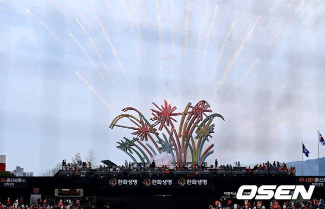 [OSEN=대전, 이대선 기자] 삼성은 19일 대전 한화생명볼파크에서 열린 포스트시즌 플레이오프 2차전 한화 이글스와의 경기에서 타선이 폭발하며 7-3 완승을 거뒀다.시리즈 전적 1승 1패로 동률을 만들고 홈구장 대구 삼성라이온즈파크로 돌아간다. 경기 종료 후 불꽃이 터지고 있다. 2025.10.19 /sunday@osen.co.kr