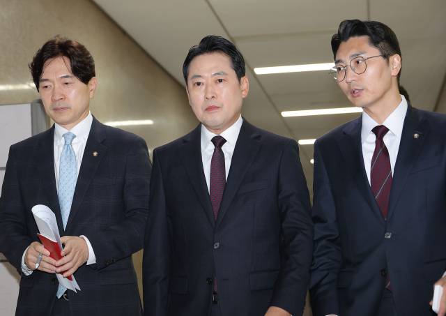 ▲국민의힘 장동혁 대표가 17일 서울 여의도 국회에서 기자간담회를 위해 이동하고 있다. ⓒ연합뉴스