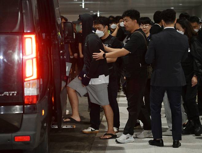 캄보디아 당국의 범죄단지 단속으로 적발돼 구금됐던 한국인들이 18일 오전 인천국제공항 2터미널을 통해 송환되고 있다. 인천공항=뉴스1