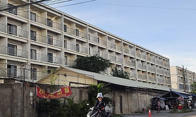 17일(현지시간) 찾은 캄보디아 프놈펜 범죄단지 건물 모습들이다. 이곳은 모두 현재 공실 상태로 보였다.