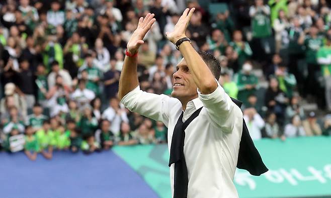 프로축구 전북 현대의 거스 포옛 감독이 지난 18일 전주월드컵경기장에서 열린 K리그1 2025 풀리그 마지막 33라운드 경기에서 수원FC를 꺾고 우승을 확정한 뒤 팬들에게 손을 흔들며 기쁨을 표현하고 있다. 전주=연합뉴스