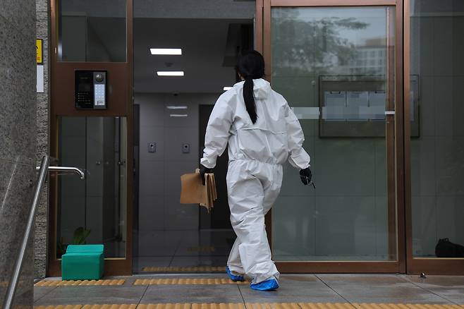 지난 13일 오전 경기도 의정부시의 한 아파트에서 칼부림 사건이 발생해 경찰 관계자가 현장 조사를 위해 이동하고 있다. 의정부=연합뉴스