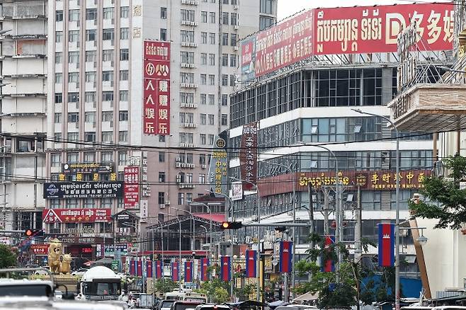 캄보디아인지 중국인지… - 18일(현지시간) 캄보디아 시아누크빌 한 거리 상가에 중국어 간판들이 붙어 있다. 2025.10.18 시아누크빌 뉴스1