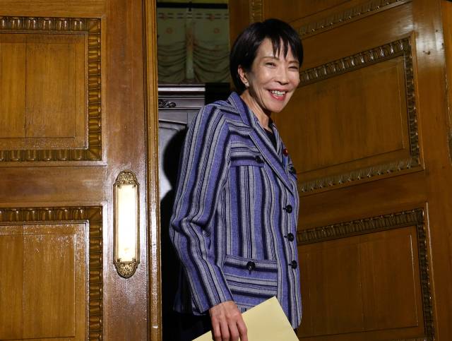 다카이치 사나에 일본 집권 자민당 총재가 17일 국회의사당에서 일본유신회 후지타 후미타케 공동대표를 만난 뒤 미소를 지으며 회담장을 나서고 있다./로이터연합뉴스