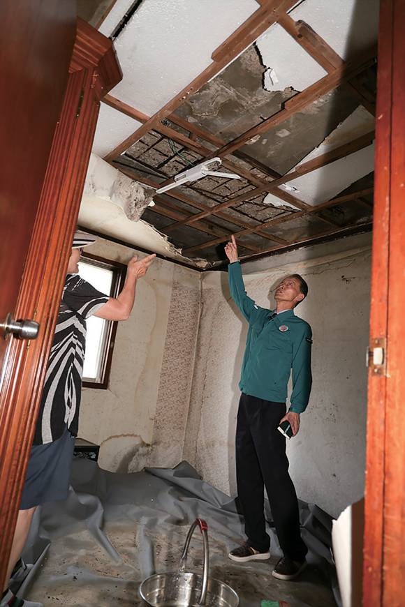 손태화 의장이 지난 8월 마산회원구 봉암연립주택을 찾아 안전점검을 하고 있다. ⓒ창원특례시의회 제공