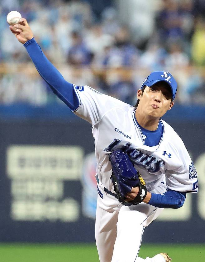 삼성이 21일 열릴 한화와 PO 3차전 선발투수를 놓고 고민에 빠졌다. 13일 SSG와 준PO 3차전에 등판했던 원태인의 몸상태가 변수다. 박진만 삼성 감독은 “원태인, 후라도 중에 한 명이 나갈 것”이라고 밝혔다. 준PO 3차전서 역투하는 원태인. 뉴시스