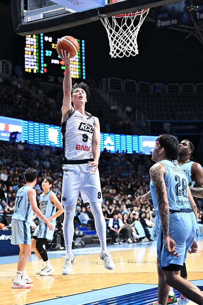 부산 KCC 송교창이 19일 고양소노아레나에서 열린 2025~2026 LG전자 프로농구 고양 소노와의 원정 경기에서 골밑 슛을 쏘고 있다. KBL 제공