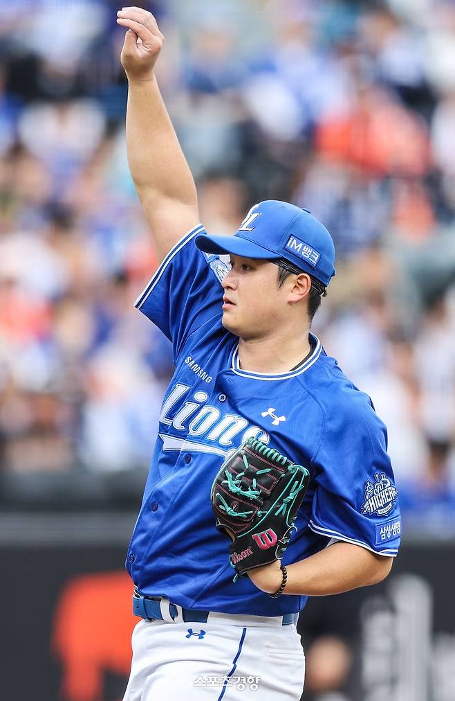 삼성 최원태가 19일 대전 한화와의 플레이오프 2차전에서 공을 던진 뒤 팔을 풀고 있다. 삼성라이온즈 제공