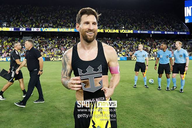 ▲&nbsp;메시는 득점왕을 확정한 해트트릭으로 올 시즌에만 열번째 멀티골을 작성했다. 이는 리그 역사상 단일 시즌 최다 기록이다. 기존 기록은 스턴 존(1998), 마마두 디알로(2000), 즐라탄 이브라히모비치(2019)가 세운 8회였다. 또한 메시의 시즌 성적은 29골 19도움으로 공격포인트 48개에 달한다.