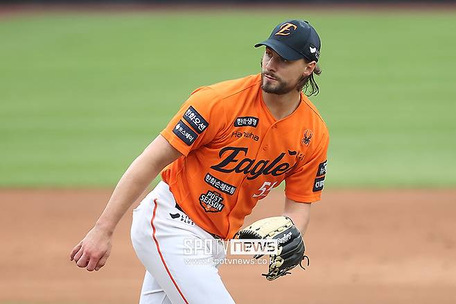 ▲ 플레이오프 2차전에 선발 등판했으나 3회 집중타를 허용하며 4실점하고 불안한 출발을 알린 라이언 와이스 ⓒ곽혜미 기자