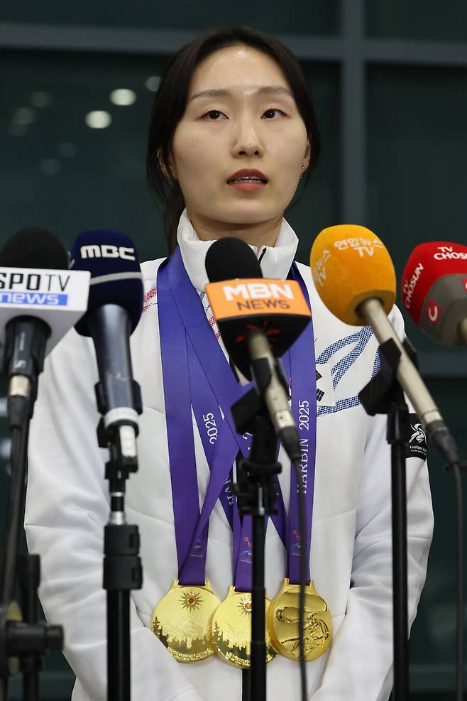▲ 2025 하얼빈 동계 아시안게임 쇼트트랙 3관왕 최민정이 10일 인천국제공항을 통해 귀국해 취재진에게 소감을 말하고 있다. ⓒ연합뉴스