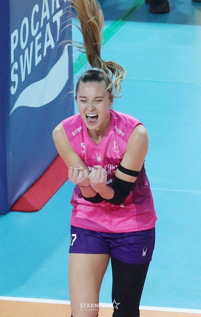 2025-2026시즌 V리그 여자부 개막전 흥국생명 대 정관장 경기가 18일 인천 삼산월드체육관에서 열렸다.  흥국생명 레베카가 결정적인 공격을 성공시킨 후 포효하고 있다. /사진=김진경 대기자