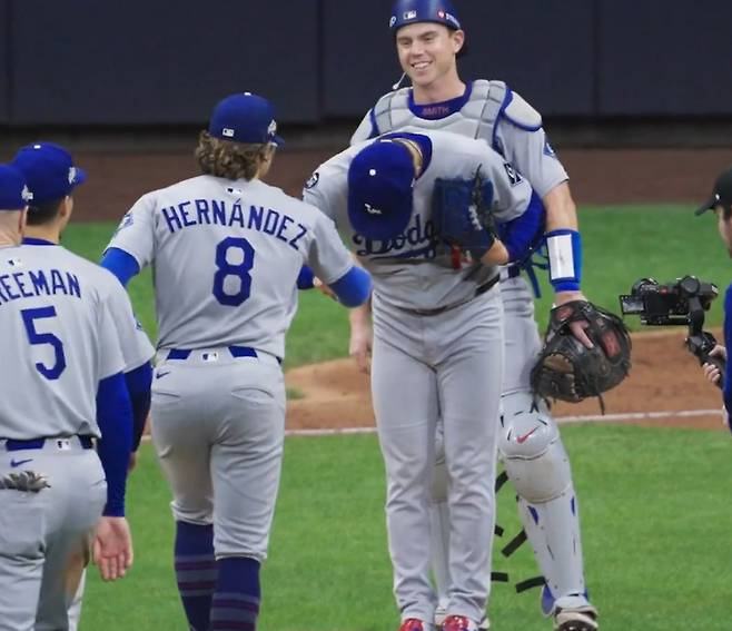 15일(한국 시각) 미국 위즈콘신주 밀워키에 위치한 아메리칸 패밀리 필드에서 펼쳐진 2025 미국 프로야구 메이저리그(MLB) 포스트시즌 내셔널리그 챔피언십 시리즈(NLCS·7전 4선승제) 2차전에서 야마모토 요시노부(오른쪽)가 승리 후 키케 에르난데스(등번호 8번)를 향해 90도로 허리를 굽혀 인사하고 있다. /AFPBBNews=뉴스1