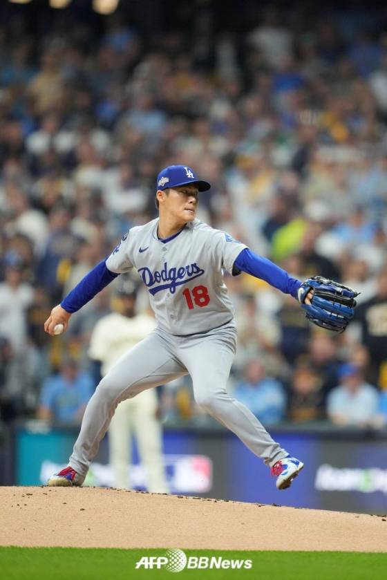 15일(한국 시각) 미국 위즈콘신주 밀워키에 위치한 아메리칸 패밀리 필드에서 펼쳐진 2025 미국 프로야구 메이저리그(MLB) 포스트시즌 내셔널리그 챔피언십 시리즈(NLCS·7전 4선승제) 2차전에서 야마모토 요시노부가 역투하고 있다. /AFPBBNews=뉴스1