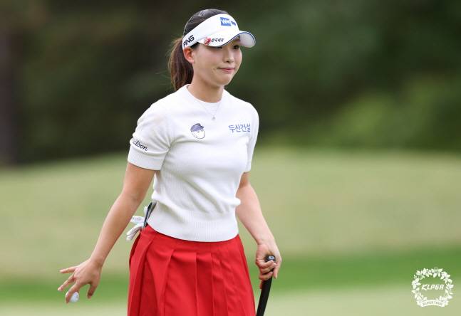 이율린이 19일 KLPGA 투어 상상인·한경  최종 4라운드 1번 홀에서 파를 기록한 뒤 그린을 빠져나가고 있다. /사진=KLPGT 제공