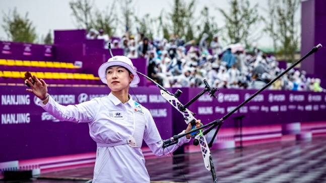 안산이 19일 중국 난징에서 열린 2025 현대 양궁 월드컵 파이널 리커브 여자 결승에서 우승을 차지하고 미소를 짓고 있다. /사진=세계양궁연맹 공식 SNS