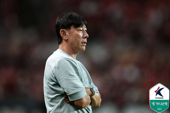 울산은 18일 울산문수축구경기장에서 열린 하나은행 K리그1 2025 33라운드 홈 경기에서 광주FC를 2-0으로 꺾었다. 울산이 K리그1에서 승리한 것은 최근 3무 4패 뒤 8경기 만이다. 2015년(최종 7위) 이후 10년 만에 하위 스플릿인 파이널B로 추락한 울산은 승점 40으로 10위에서 일단 강등권을 벗어난 9위가 됐다. 이날 경기는 노상래 감독대행 체제 뒤 첫 경기였다. 울산은 신태용 전 인도네시아 국가대표팀 감독을 영입 두 달도 되지 않아 경질했다. 한국프로축구연맹