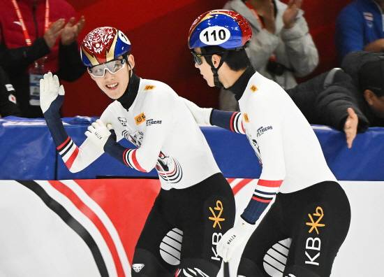 남자 쇼트트랙 대표팀은 19일(한국시간) 캐나다 퀘벡주 몬트리올 모리스 리처드 아레나에서 열린 쇼트트랙 월드투어 2차 대회 셋째 날 남자 500m와 남자 1500m에서 입상자를 배출하지 못했다. 여기에 직전 대회 우승을 차지했던 남자 5000m 계주에서도 준결승에서도 조 3위에 그쳐 결승 티켓을 놓쳤다. 남자 대표팀은 20일 남자 1000m에서 자존심 지키기에 나서게 됐다. 연합뉴스