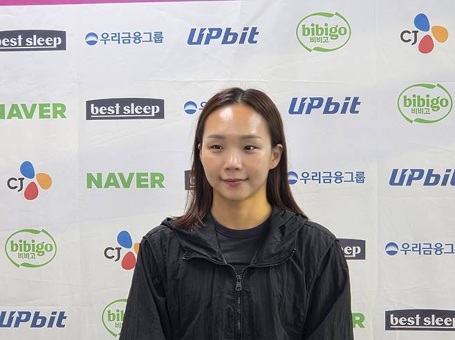 인터뷰하는 김서영 (부산=연합뉴스) 하남직 기자 = 한국 여자 수영의 간판 김서영이 18일 부산 사직종합운동장 실내수영장에서 취재진과 만나 인터뷰하고 있다.