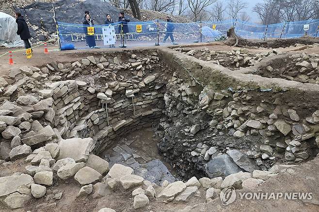 '태봉국 목간'이 발굴된 양주 대모산성 집수시설 [연합뉴스 자료사진]