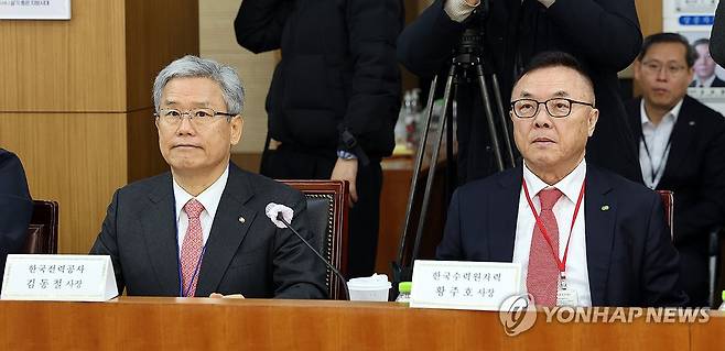 김동철 한전 사장(왼쪽)과 황주호 한수원 사장(오른쪽) [연합뉴스 자료사진]