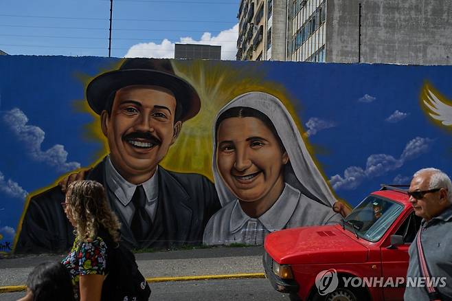 베네수알레 성인 2명 탄생 기념하는 벽화 [AP 연합뉴스, 재판매 및 DB 금지]