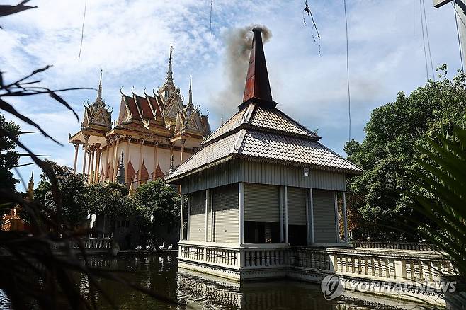 20일 오전 캄보디아 피살 한국인 대학생 부검 예정     (프놈펜=연합뉴스) 서대연 기자 = 캄보디아에서 범죄조직에 납치돼 피살당한 한국인 대학생 박모 씨의 부검이 20일 현지에서 진행될 예정이다.
    사진은 19일 턱틀라사원 공공 화장시설 굴뚝에서 연기가 흘러나오는 모습. 2025.10.19 dwise@yna.co.kr