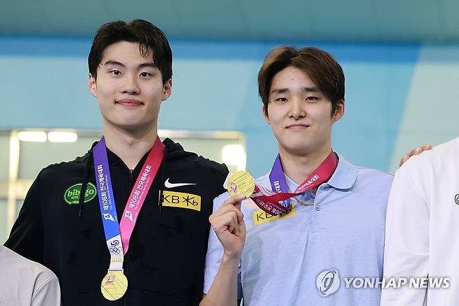 전국체전 계영 800m 금메달 딴 황선우-김우민 (부산=연합뉴스) 신현우 기자 = 19일 부산 아시아드주경기장에서 열린 제106회 전국체육대회 수영 남자 계영 800m에서 금메달을 딴 황선우(강원도청)와 김우민(강원도청)이 기념 촬영하고 있다. 2025.10.19 nowwego@yna.co.kr