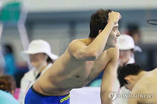 전국체전 계영 800m 금메달 딴 김우민 (부산=연합뉴스) 신현우 기자 = 19일 부산 아시아드주경기장에서 열린 제106회 전국체육대회 수영 남자 계영 800m에서 마지막 주자 황선우(강원도청)가 1위로 레이스를 마친 뒤 세번째 주자 김우민(강원도청)이 기뻐하고 있다. 2025.10.19 nowwego@yna.co.kr