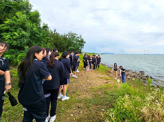 ▲ 함현고등학교 학생들이 '생태전환 체험학습'에 참여하고 있다./사진제공=함현고등학교
