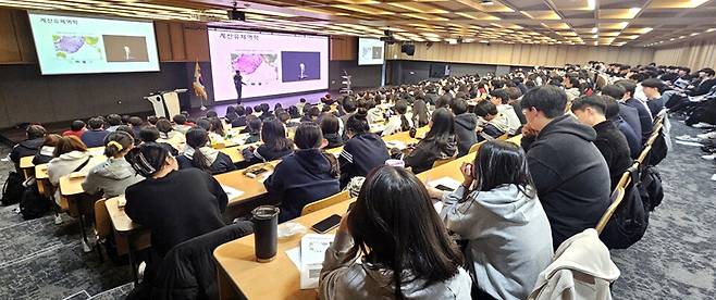 ▲ 함현고등학교 학생들이 서울대학교와 함께하는 '자연과학 특강'에서 강의를 듣고 있다.&nbsp;/사진제공=함현고등학교&nbsp;