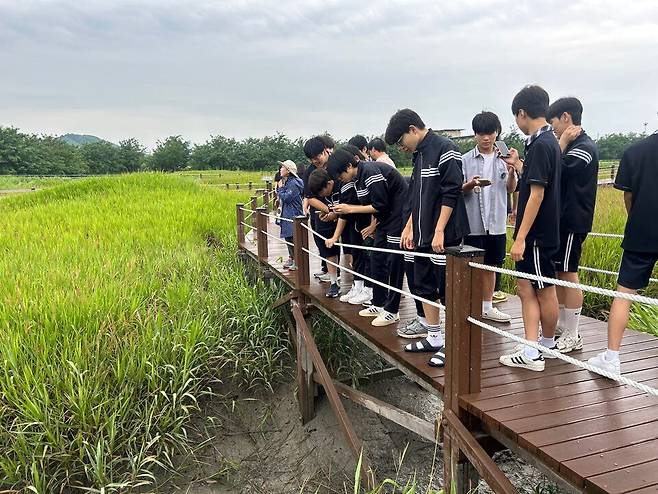 ▲ 함현고등학교 학생들이 '생태전환 체험학습'에 참여하고 있다.&nbsp;/사진제공=함현고등학교&nbsp;
