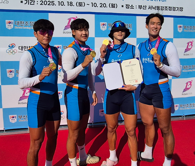 20일 부산 서낙동강조정카누경기장서 열린 제106회 전국체육대회 조정 남일반부 쿼드러플스컬서 우승한 용인시청 선수단이 기념사진을 찍고 있다. 부산=이건우기자