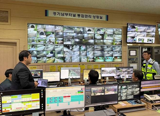 경기도가 지난 15일 용인 문수산터널에서 소방본부·경찰청과의 협력을 통해 소방훈련을 실시하면서 인공지능(AI)을 활용한 안전관리시스템의 연기 감지 및 주요 기능을 시험하고 있다. 사진=브레인치즈