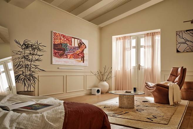 삼성 아트 스토어를 통해 루도빅 은코스(Ludovic Nkoth)의 '하루의 무게(A Day's Weight)'를 만나볼 수 있다. 사진=삼성전자