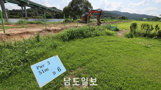 전국적으로 파크골프 열풍이 불고 있는 가운데 하천부지 집중 조성으로 인한 침수 피해와 환경 훼손, 안전사고 우려, 제도적 허점, 운영·관리 미비 등이 드러나면서 지속가능성에 대한 경고도 커지고 있다. 사진은 극한호우로 피해가 발생한 광주 광산구 서봉파크골프장에서 복구작업이 이뤄지고 있는 모습. /임문철 기자 35mm@namdonews.com
