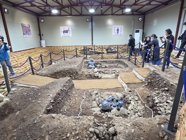 경주 황남동 120호 고분 아래서 발견된 황남동 1호 목곽묘의 발굴 현장. 앞부분이 주곽, 뒷부문이 부곽. 강시일 기자
