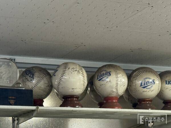 식당 내부에 놓여 있는 감사패와 사인볼. (사진=스포츠춘추 박승민 기자)