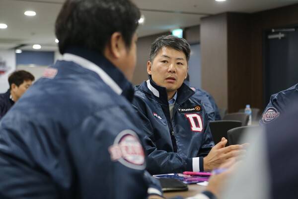 지난 2020년 두산 투수코치 시절의 김원형 감독. (사진=두산)