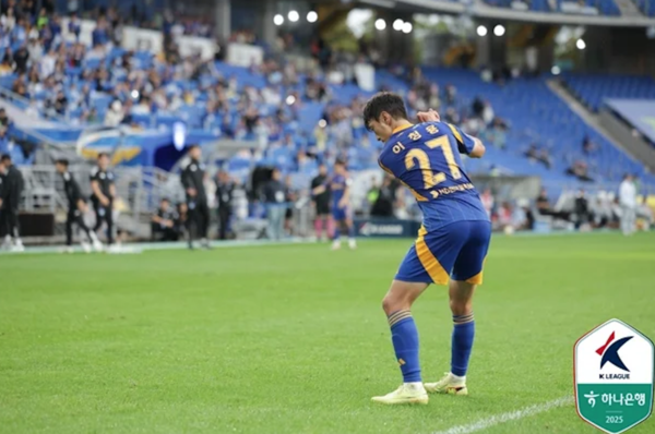 이청용의 골프 세리머니(사진=한국프로축구연맹)